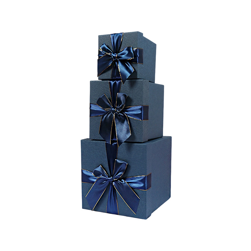 Caja de regalo cuadrada rígida azul de lujo con tapa de cinta satinada