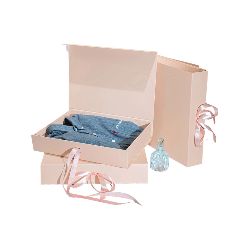 Caja de regalo de ropa de papel con cinta plegable de lujo