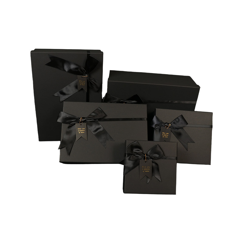 Caja de regalo de cartón negro de lujo con lazo