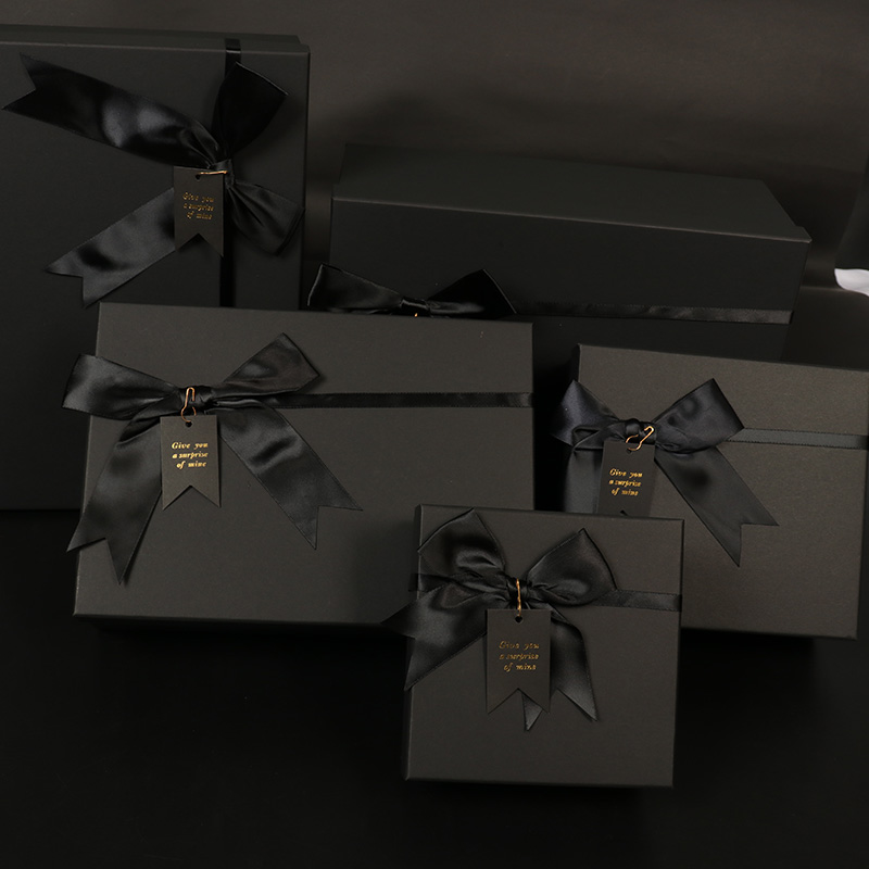 Caja de regalo de cartón negro de lujo con lazo