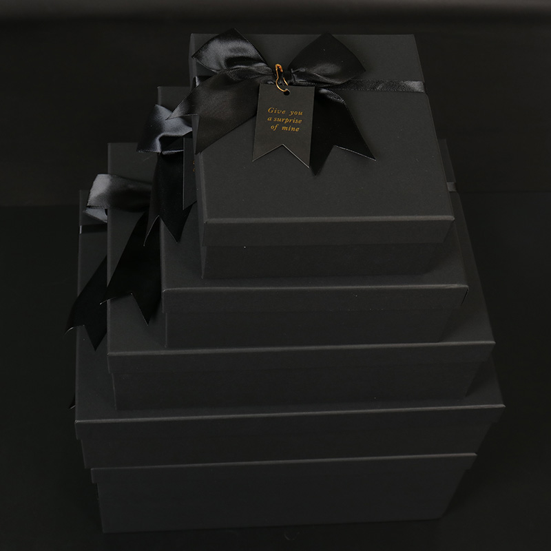 Caja de regalo de cartón negro de lujo con lazo