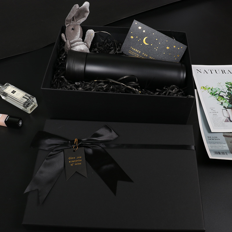 Caja de regalo de cartón negro de lujo con lazo
