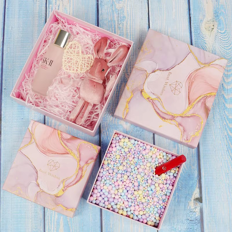 Caja de Regalo Creativa con Logotipo en Lámina Dorada y Diseño de Mármol, Incluye Bolsa de Regalo