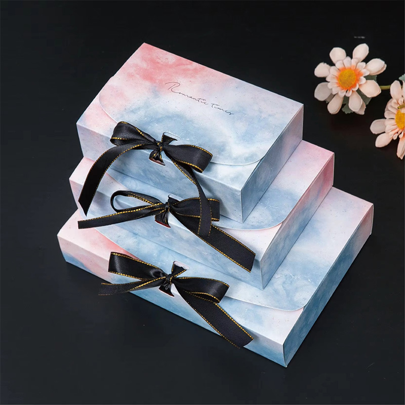 Caja de Regalo para Ropa de Cartón con Diseño de Mármol y Cinta