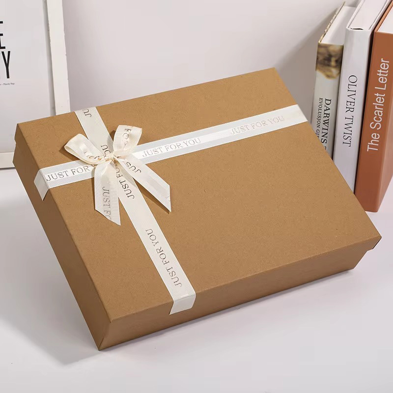 Caja Rígida Minimalista de Papel Kraft para Ropa